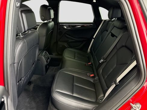 Certified 2025 Porsche Macan AWD/4WD image 18