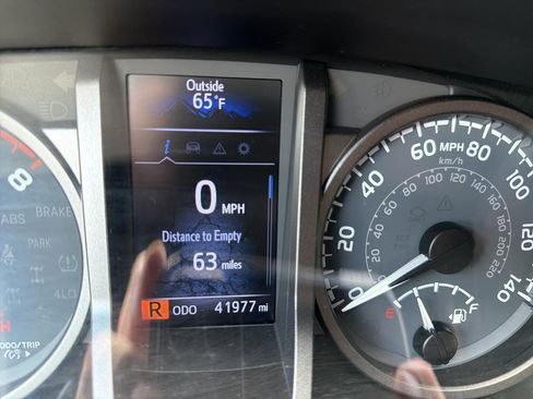 Used 2020 Toyota Tacoma TRD Off-Road w/ Technology Package AWD/4WD image 17