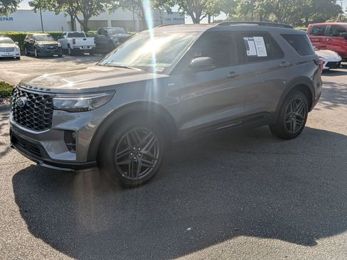 Used 2025 Ford Explorer ST-Line w/ ST-Line Street Pack AWD/4WD image 5