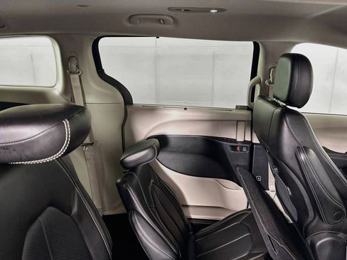 Used 2024 Chrysler Pacifica Touring-L FWD image 25