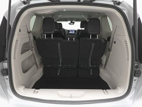 Used 2024 Chrysler Pacifica Touring-L image 25