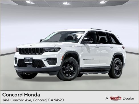 Used 2025 Jeep Grand Cherokee Altitude RWD image 1