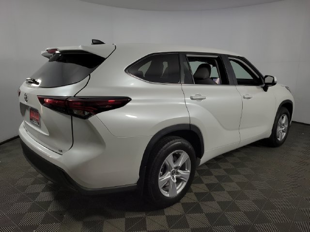 Used 2024 Toyota Highlander LE FWD image 8