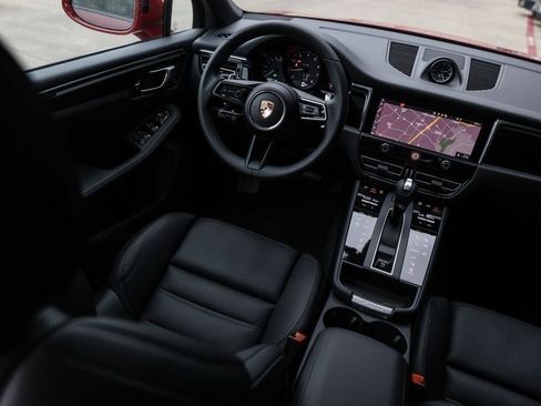 Certified 2025 Porsche Macan AWD/4WD image 34