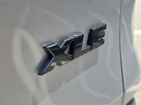 Used 2019 Toyota RAV4 XLE w/ Convenience Package FWD image 9