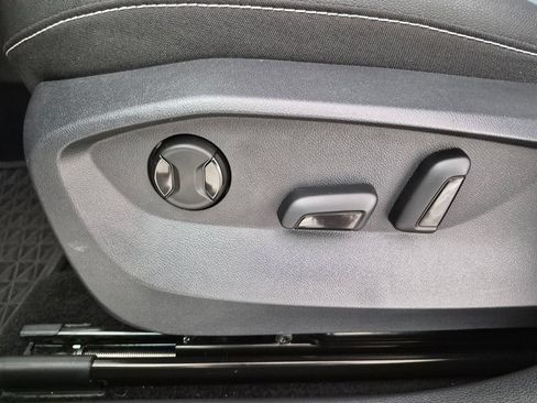 Used 2023 Volkswagen Taos SE w/ Panoramic Sunroof Package FWD image 22