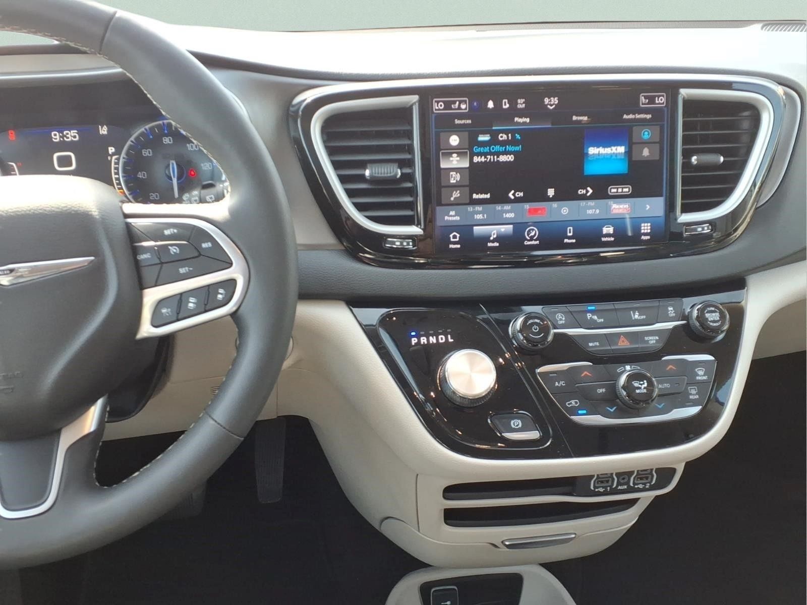 Used 2023 Chrysler Pacifica Touring-L FWD image 6