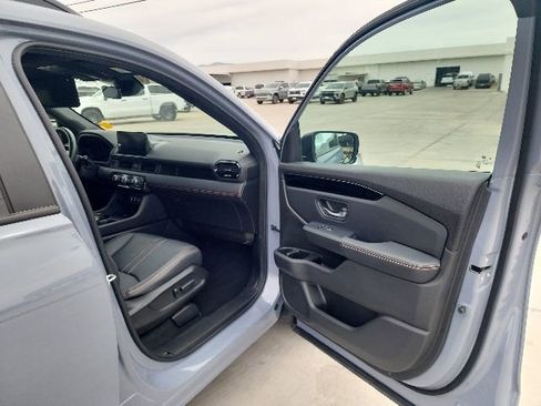 Used 2025 Honda Pilot TrailSport image 46
