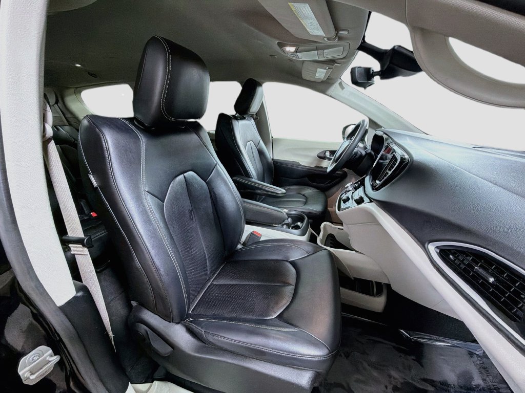 Used 2024 Chrysler Pacifica Touring-L FWD image 29