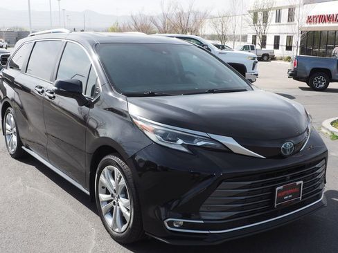 Used 2023 Toyota Sienna Platinum image 10
