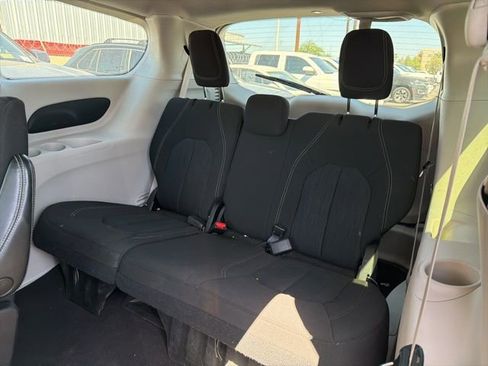 Used 2022 Chrysler Voyager LX image 12