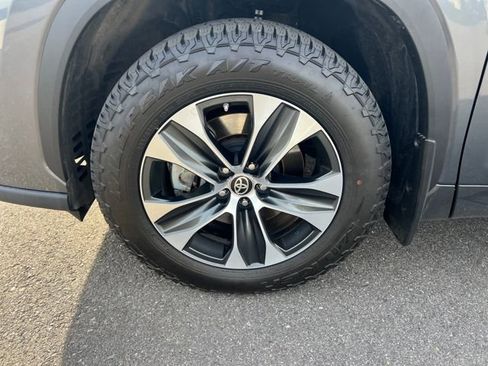 Used 2020 Toyota Highlander XLE image 13