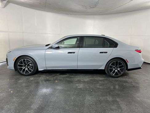 Used 2025 BMW 740i xDrive AWD/4WD image 5