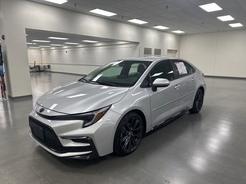 Certified 2025 Toyota Corolla SE image 3