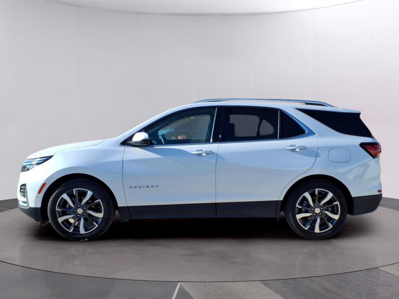 Used 2024 Chevrolet Equinox Premier FWD image 2