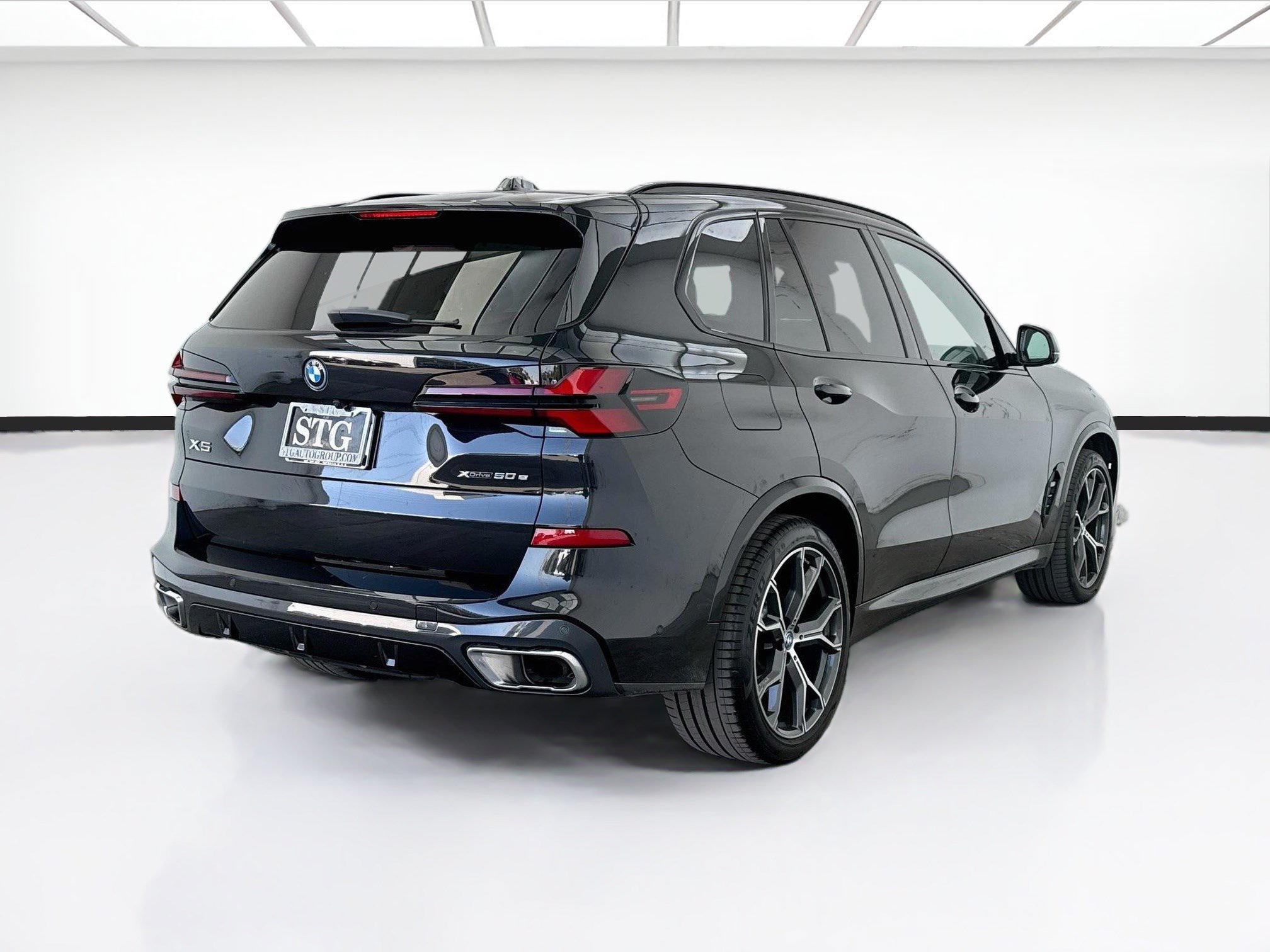 Used 2024 BMW X5 xDrive50e w/ Executive Package AWD/4WD image 4