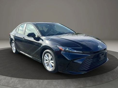 Used 2025 Toyota Camry LE image 3