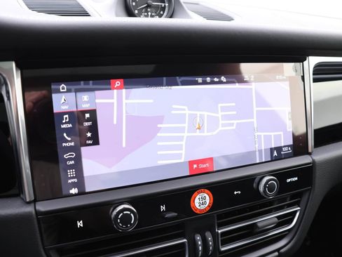 Used 2025 Porsche Macan image 8