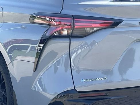 Used 2025 Toyota Sienna XSE AWD/4WD image 6
