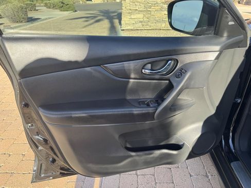 Used 2018 Nissan Rogue SV FWD image 11