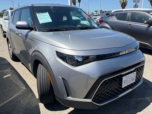 Used 2023 Kia Soul LX w/ LX Technology Package image 3