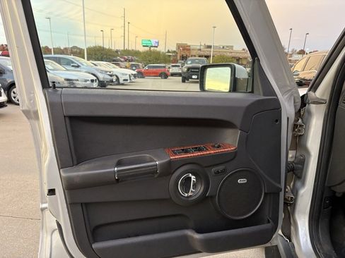 Used 2010 Jeep Commander Limited w/ Trailer Tow Group IV image 9