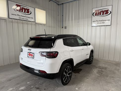 Used 2025 Jeep Compass Limited w/ Elite Group AWD/4WD image 3