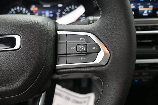 Used 2026 Jeep Compass Latitude AWD/4WD image 13