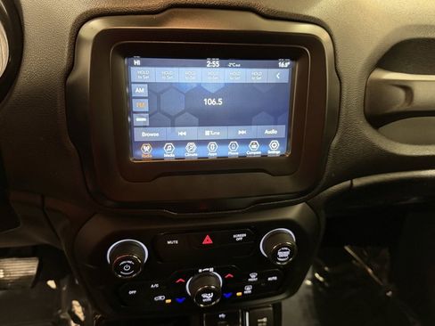 Used 2018 Jeep Renegade Altitude image 12