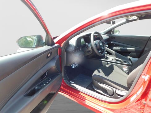 Certified 2025 Hyundai Elantra Sport FWD image 9