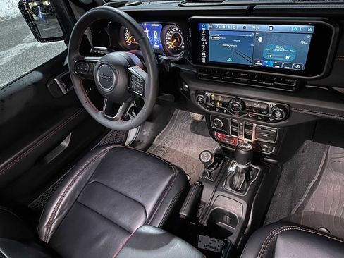 Used 2024 Jeep Wrangler Unlimited Rubicon w/ Capability Package image 11