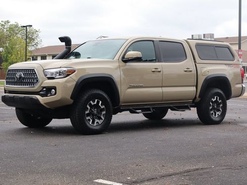 Used 2019 Toyota Tacoma TRD Off-Road AWD/4WD image 11