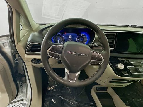 Certified 2024 Chrysler Pacifica Touring-L image 18