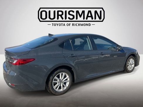 Used 2025 Toyota Camry LE image 3