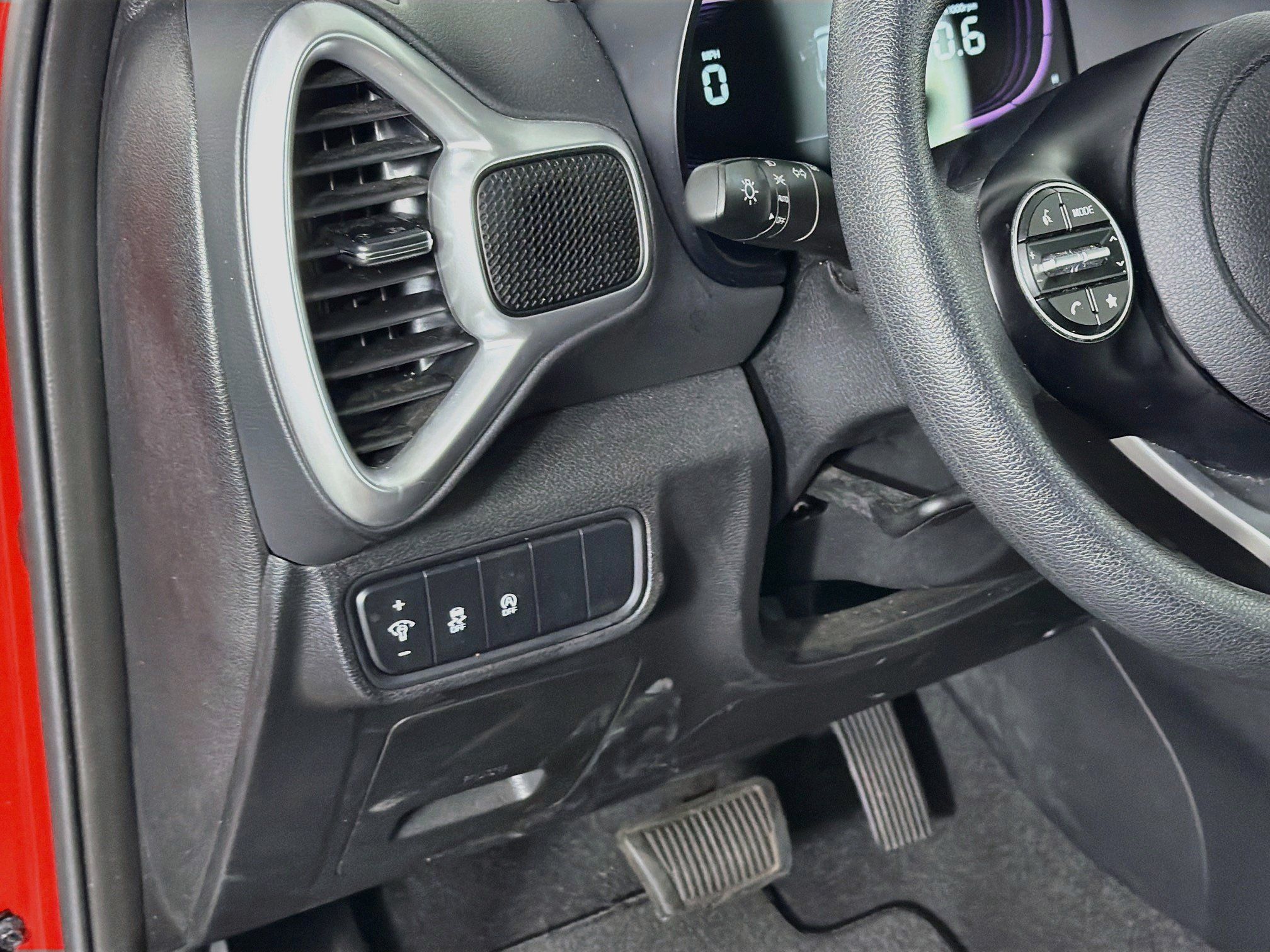 Used 2025 Kia Soul LX w/ LX Technology Package FWD image 17