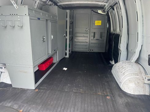 Used 2010 Chevrolet Express 1500 RWD image 18