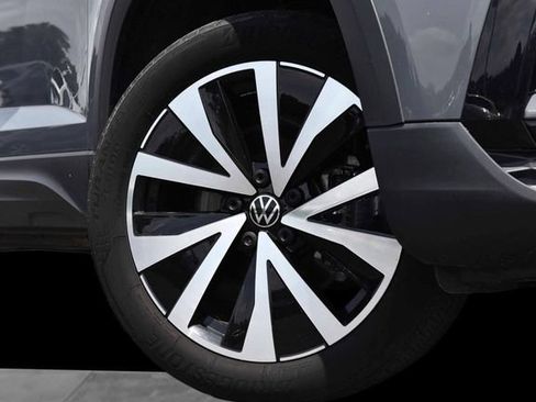 Certified 2023 Volkswagen Taos SE w/ Panoramic Sunroof Package AWD/4WD image 3