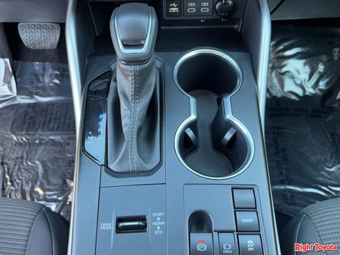Used 2025 Toyota Highlander LE image 30
