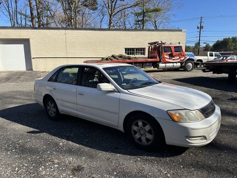 Used 2000 Toyota Avalon XL image 9