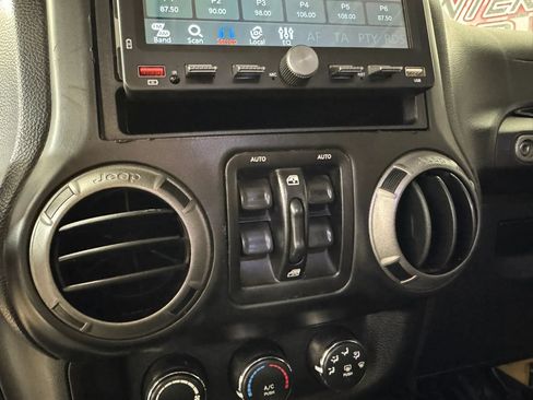 Used 2014 Jeep Wrangler Unlimited Sport w/ Quick Order Package 24S AWD/4WD image 18