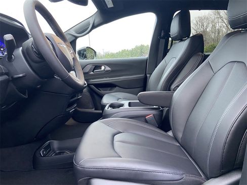 New 2026 Chrysler Pacifica Select image 13