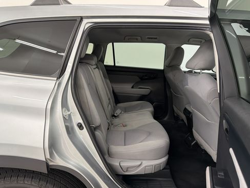 Used 2022 Toyota Highlander L FWD image 28