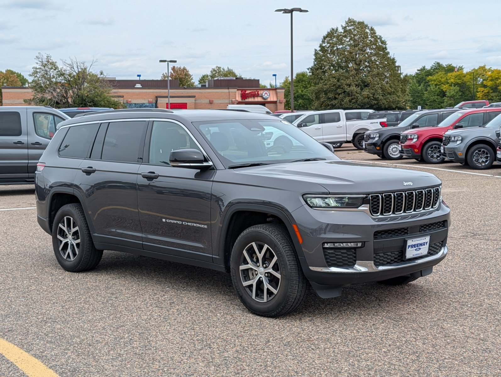 Used 2024 Jeep Grand Cherokee L Limited AWD/4WD image 3