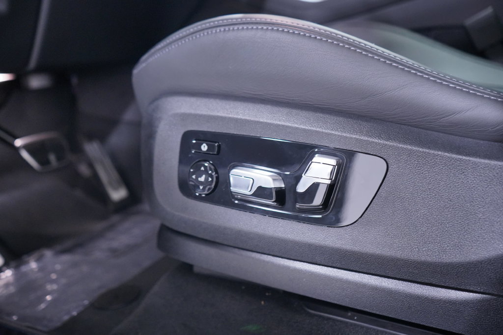 New 2026 BMW X5 M Competition w/ Executive Package AWD/4WD image 8