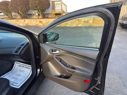 Used 2017 Ford Focus SEL image 18