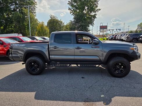 Used 2019 Toyota Tacoma TRD Sport AWD/4WD image 10