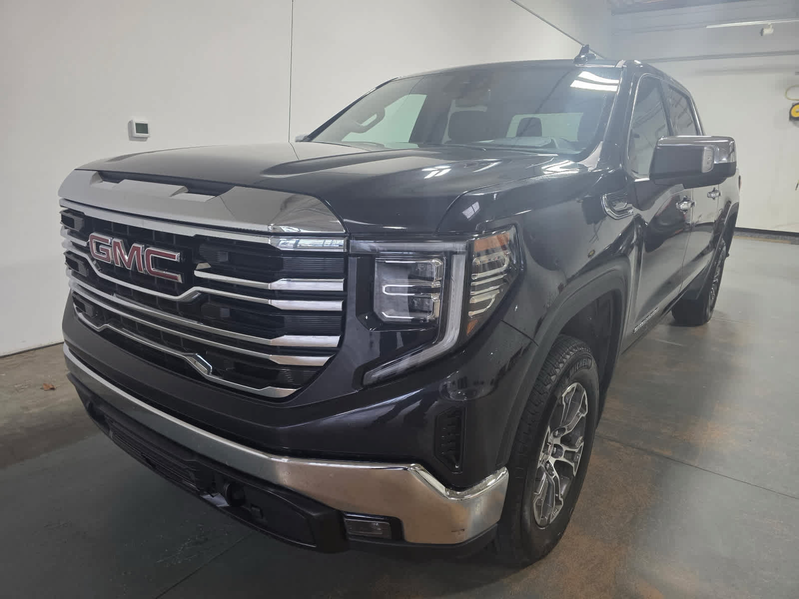 Used 2025 GMC Sierra 1500 SLT AWD/4WD image 1