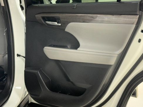Used 2021 Toyota Highlander Limited image 21