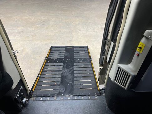 Used 2014 Chrysler Town & Country Touring image 16