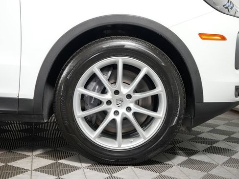 Certified 2024 Porsche Cayenne w/ Premium Package AWD/4WD image 16
